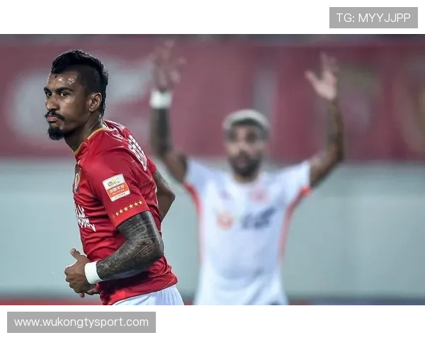 保利尼奥中场风格解析：攻守兼备与稳健表现