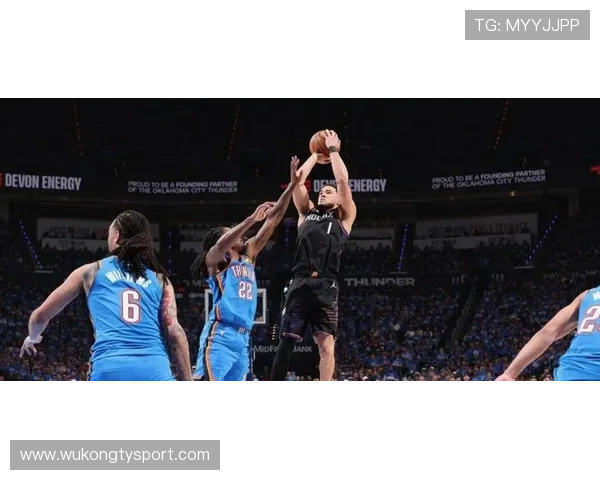 莫兰特挡拆突入篮下，较上赛季效率明显提升